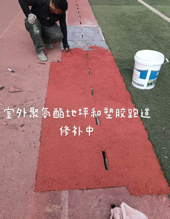 泸西球场地面翻新维修，核心是先诊断破损